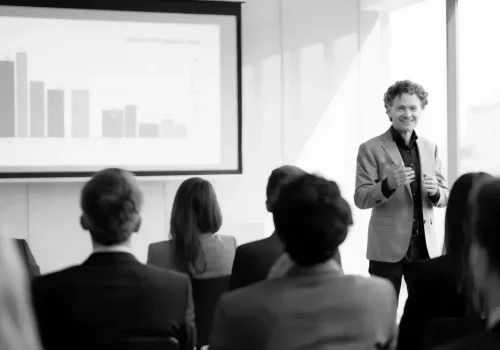 Franchise-consultant-van-Franchise-Connect-geeft-presentatie-over-franchiseformules-e1774975879315.webp